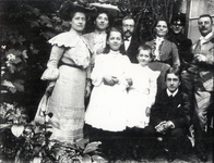 602306 Groepsportret van vermoedelijk het gezin Moesman - van Oort met v.l.n.r. op de achterste rij Cornelia Ida (1880 ...